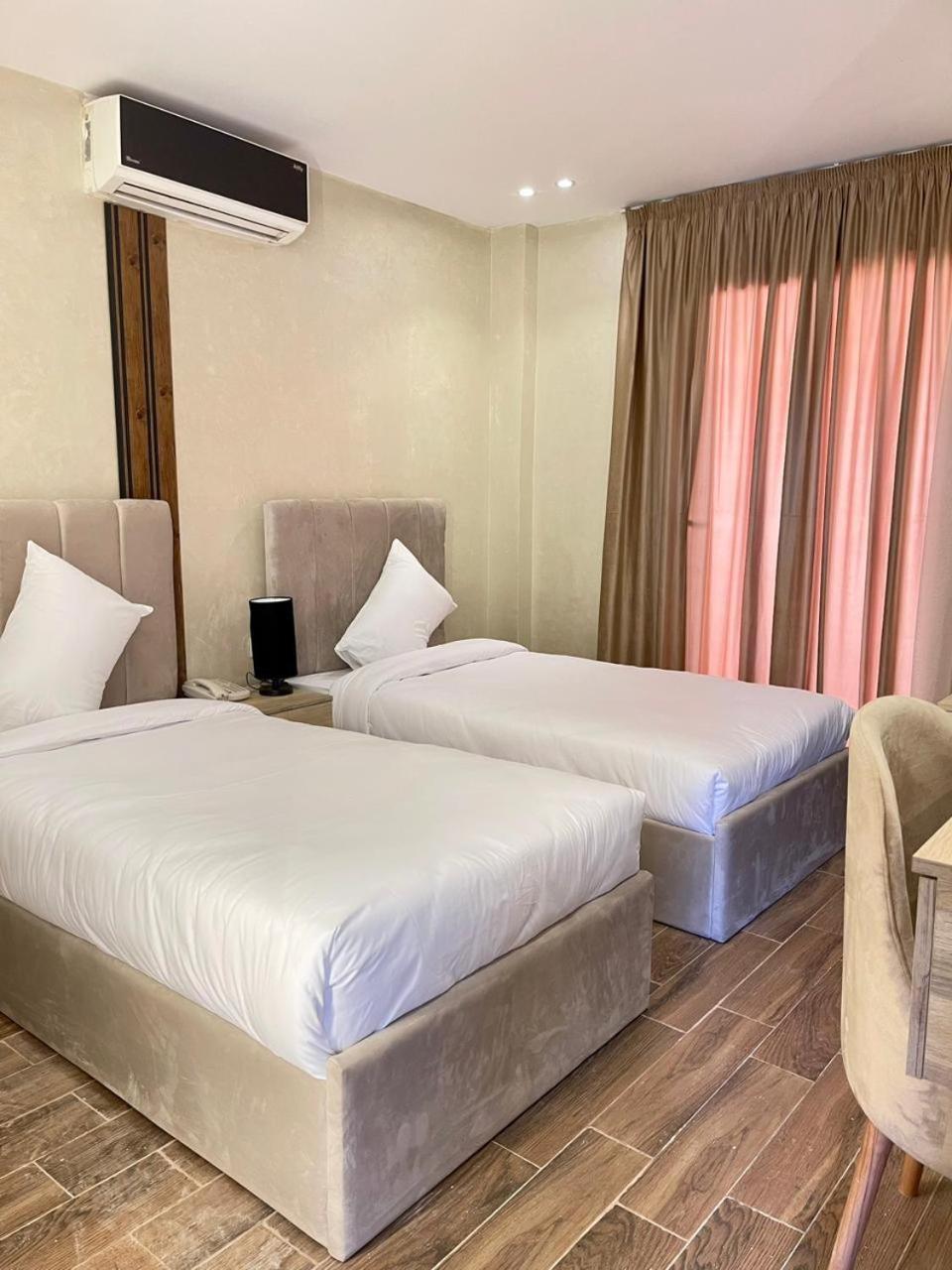 Cleopatra Tower Pyramid View Hotel Kafrat al Jabal Exterior photo